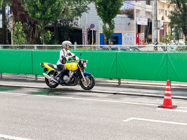 二輪教習場に「防護マット」を新規設置